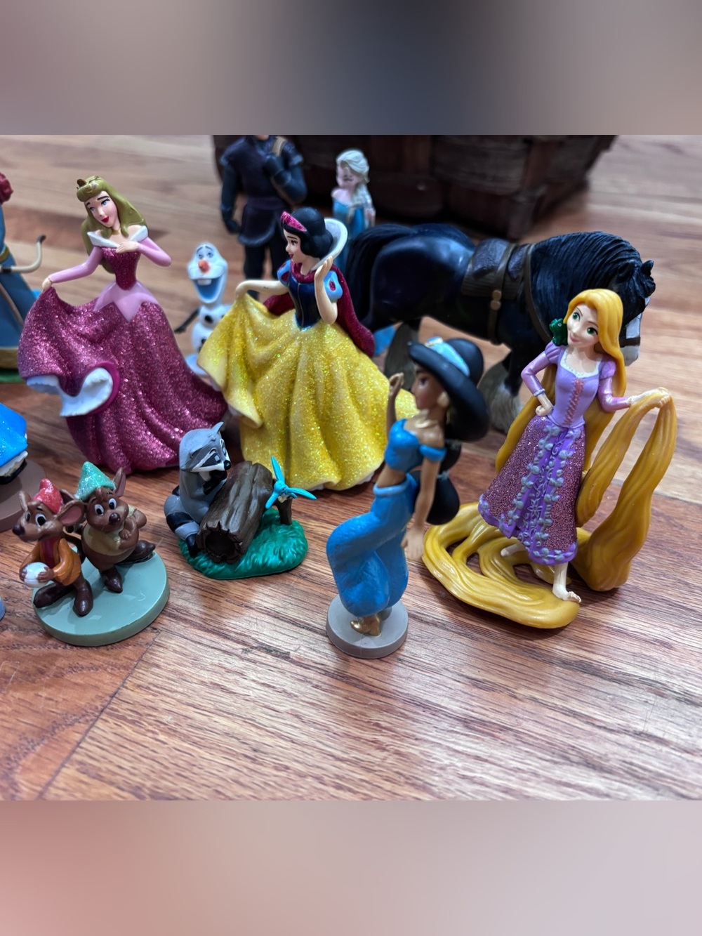 Disney Princess Figure Collection - Blue, Yellow, Pink, Red, Black - Picture 4 of 5